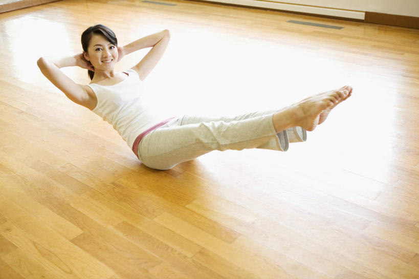 东方人,一个人,健身房,坐,横图,俯视,室内,白天,锻炼,运动,地板,亚洲,仅一个年轻女性,仅一个女性,仅一个人,伸展,服装,地面,注视,休闲装,黄种人,木地板,衣服,观察,看,休闲,休闲服,服饰,观看,察看,双手抱头,关注,热身,体育,年轻女性,女人,女性,亚洲人,坐着,彩图,高角度拍摄,全身,健身,健身馆