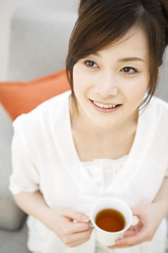 东方人,一个人,站,竖图,俯视,室内,白天,靠垫,沙发,杯子,亚洲,仅一个年轻女性,仅一个女性,仅一个人,服装,朦胧,模糊,瓷器,咖啡杯,靠枕,陶瓷制品,拿,拿着,注视,休闲装,黄种人,衣服,白色,垫子,枕头,观察,看,站着,休闲,休闲服,橙色,服饰,观看,察看,关注,瓷杯,年轻女性,女人,女性,亚洲人,站立,半身,彩图,高角度拍摄,皮沙发