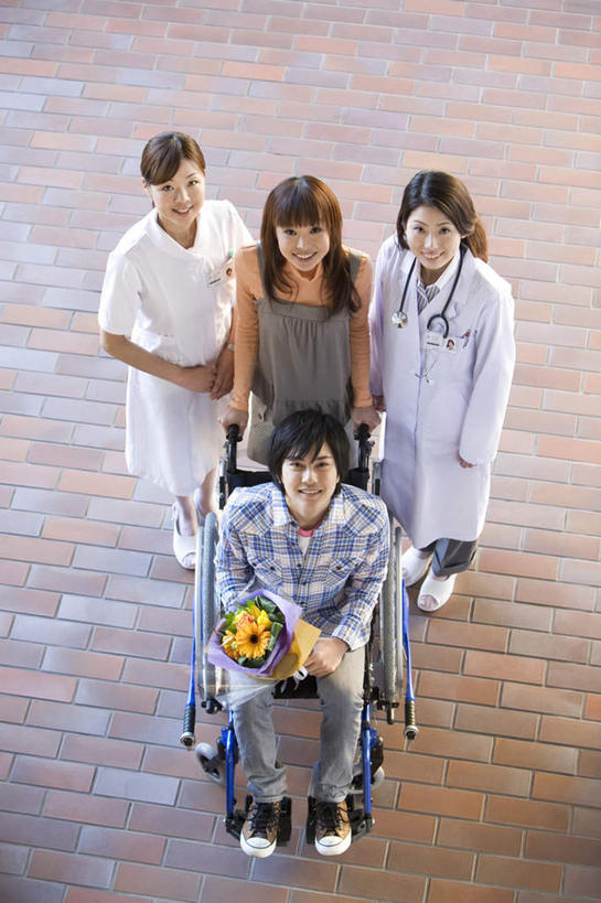 东方人,四个人,伙伴,朋友,医生,病人,站,坐,竖图,俯视,室外,白天,友谊,亚洲,服装,盛开,工具,拿,花蕾,拿着,注视,休闲装,黄种人,花,花瓣,花朵,鲜花,衣服,轮椅,花苞,花蕊,复健,观察,看,站着,医护人员,医疗人员,休闲,康复,休闲服,器械,服饰,观看,察看,医疗设备,白大褂,关注,医疗器械,医疗工具,辅助设备,友情,男人,男性,年轻男性,年轻女性,女人,女性,亚洲人,大夫,患者,就医者,站立,坐着,彩图,高角度拍摄,全身