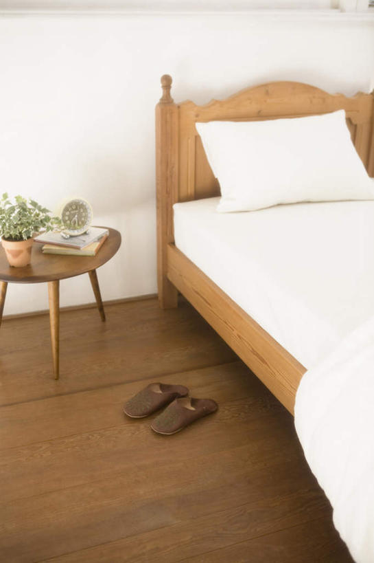 无人,家,竖图,俯视,室内,白天,植物,别墅,床,家具,靠垫,卧室,装修,桌面,桌子,建筑,鞋子,闹钟,欧式,一双,装饰,时间,盆栽,时钟,房屋,双人床,屋子,公寓,褐色,床单,靠枕,盆景,豪华,计时,被子,建设,现代,装潢,洋房,楼房,住宅,一个,绿色,白色,自然,垫子,室内装潢,拖鞋,枕头,钟表,表,生长,单个,成长,明亮,舒适,被单,家居装潢,房屋设计,地中海风格,古典风格,简约风格,室内设计,宽敞,样板房装潢,设计,钟,彩图,高角度拍摄,房子,睡房,卧房