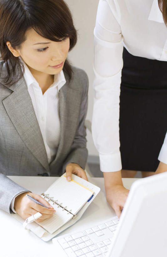 两个人,同事,商务人士,商务男性,商务女性,办公室,站,坐,竖图,俯视,室内,白天,衬衫,成功,合作,团队,集体,信心,桌子,套装,笔,材料,档案,文件,办公桌,办公用品,领带,圆珠笔,拿,拿着,注视,队伍,文具,学习用品,资料,观察,看,站着,观看,文具用品,察看,领导,成就,关注,文档,商务装,合伙,领袖,工薪阶层,男人,男性,年轻男性,年轻女性,女人,女性,年轻人,白领,上班族,站立,坐着,半身,彩图,高角度拍摄,衬衣