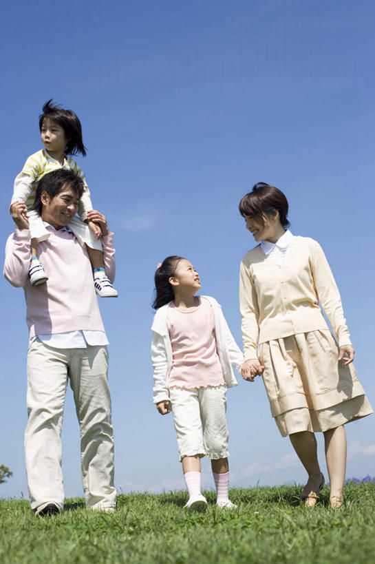 东方人,儿童,四个人,家庭,夫妻,母亲,父亲,女儿,站,握手,竖图,室外,白天,仰视,爱情,纯洁,草地,草坪,植物,亚洲,服装,浪漫,注视,休闲装,黄种人,草,小孩,骑,衣服,蓝色,绿色,蓝天,天空,天,观察,看,扛,站着,休闲,温暖,温馨,父女,母女,一家人,休闲服,恩爱,父爱,可爱,母爱,童年,童趣,恋人,服饰,观看,和睦,察看,关注,童真,烂漫,无邪,扛在肩上,骑在肩上,天真,男人,男性,年轻男性,年轻女性,女孩,女人,女性,亚洲人,孩子,年轻人,夫妇,情侣,搀手,拉手,手拉手,手握手,抬头,仰头,站立,彩图,低角度拍摄,全身,伴侣,融洽,女生