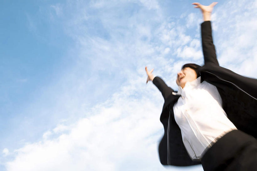 东方人,一个人,商务人士,商务女性,站,举,横图,室外,白天,仰视,亚洲,仅一个年轻女性,仅一个女性,仅一个人,阴影,套装,光线,影子,云,云朵,云彩,注视,黄种人,蓝色,白云,蓝天,天空,阳光,天,观察,看,托,站着,晴朗,观看,察看,关注,商务装,工薪阶层,年轻女性,女人,女性,亚洲人,白领,上班族,晴空,举起,举手,举着,向上举,向上伸,向上托,站立,半身,彩图,低角度拍摄