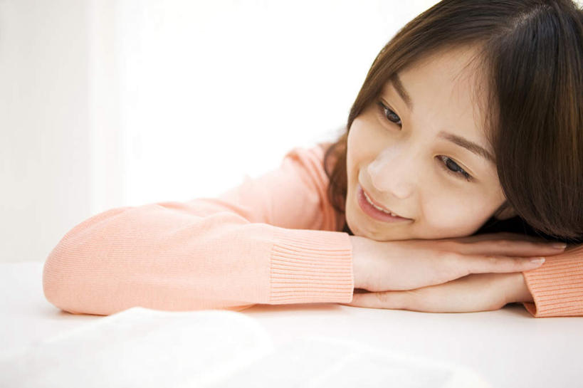 东方人,一个人,坐,笑,微笑,露齿笑,横图,室内,白天,白色背景,正面,亚洲,仅一个年轻女性,仅一个女性,仅一个人,服装,注视,休闲装,黄种人,衣服,黑色,观察,看,趴着,休闲,休闲服,橙色,摄影,服饰,影棚,观看,察看,关注,年轻女性,女人,女性,亚洲人,长发,趴,坐着,半身,彩图,影棚拍摄,拍摄