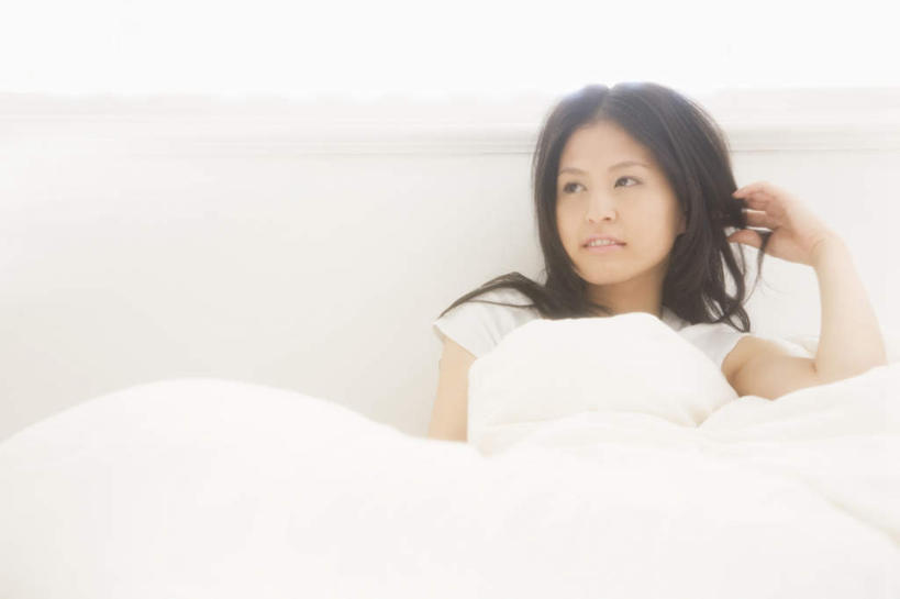 东方人,一个人,坐,摸,横图,室内,白天,正面,T恤衫,床,卧室,亚洲,仅一个年轻女性,仅一个女性,仅一个人,抚摸,服装,朦胧,模糊,床单,T恤,注视,休闲装,黄种人,被子,衣服,白色,黑色,观察,看,休闲,休闲服,服饰,单人床,观看,察看,被单,关注,年轻女性,女人,女性,亚洲人,长发,触摸,接触,坐着,半身,彩图,睡房,卧房