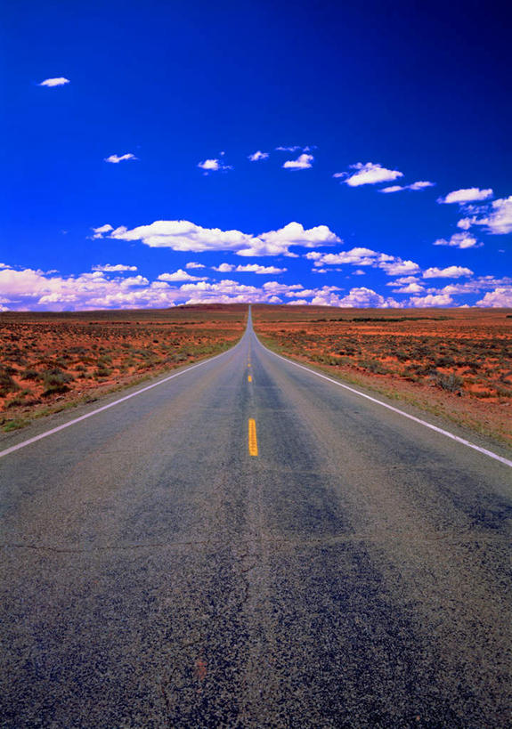 无人,竖图,俯视,室外,白天,旅游,度假,美景,植物,道路,路,公路,枯萎,地平线,景观,云,云朵,辽阔,分界线,枯草,地面,停车线,交通,云彩,娱乐,草,黄色,蓝色,白云,蓝天,天空,自然,天,享受,休闲,广阔,景色,放松,晴朗,车行道,车行道分界线,一望无际,自然风光,延伸,标线,车行线,天地相交,无边无际,一马平川,晴空,马路,彩图,高角度拍摄