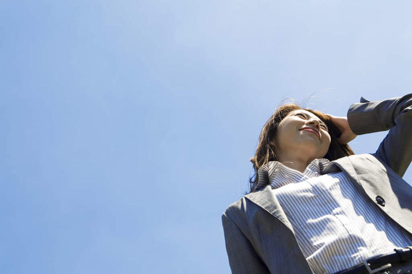 东方人,一个人,商务人士,商务女性,站,摸,横图,室外,白天,仰视,亚洲,仅一个年轻女性,仅一个女性,仅一个人,抚摸,阴影,套装,光线,影子,注视,黄种人,蓝色,蓝天,天空,阳光,天,观察,看,站着,观看,察看,关注,商务装,工薪阶层,年轻女性,女人,女性,亚洲人,白领,上班族,触摸,接触,站立,半身,彩图,低角度拍摄