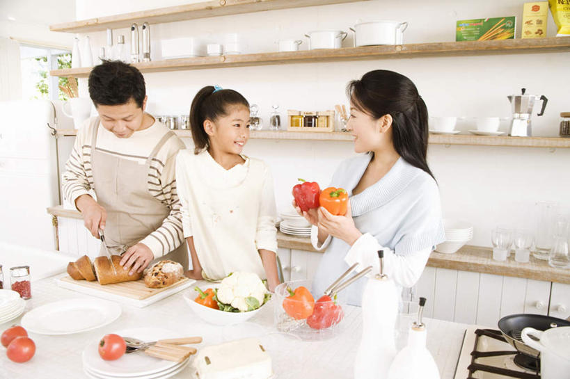 东方人,儿童,三个人,家庭,夫妻,母亲,父亲,女儿,站,横图,室内,白天,正面,爱情,纯洁,餐桌,桌子,辣椒,西红柿,餐具,亚洲,切开,服装,碟子,盘,浪漫,拿,拿着,注视,休闲装,黄种人,小孩,衣服,盘子,碟,观察,看,切,站着,休闲,温暖,温馨,父女,母女,三口之家,一家人,休闲服,恩爱,父爱,可爱,母爱,童年,童趣,恋人,服饰,餐台,观看,和睦,察看,关注,剖面,彩椒,童真,烂漫,无邪,切面,辣角,红海椒,大椒,辣虎,广椒,天真,男人,男性,年轻男性,年轻女性,女孩,女人,女性,亚洲人,孩子,年轻人,夫妇,情侣,甜椒,柿子椒,辣子,海椒,番茄,番椒,灯笼椒,站立,半身,彩图,伴侣,融洽,女生