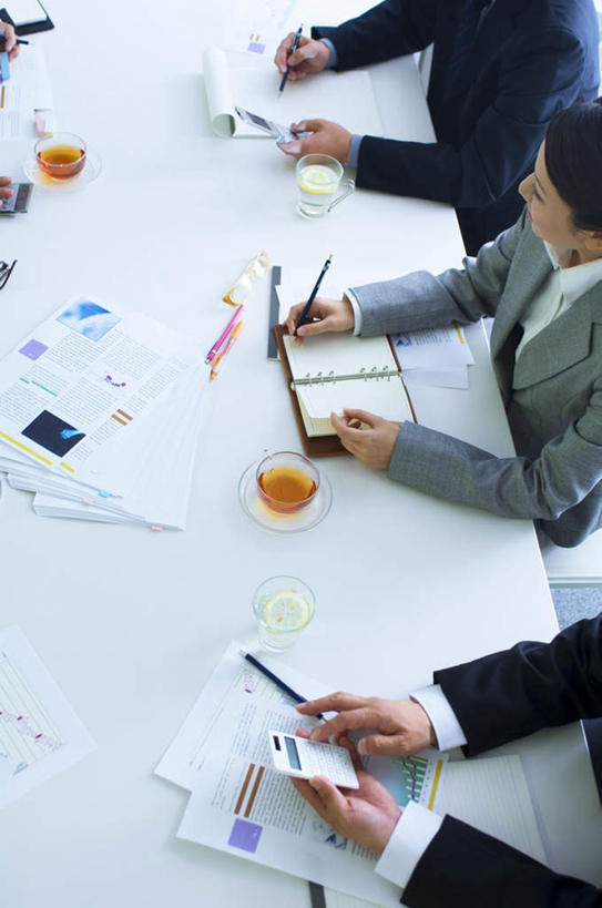 三个人,同事,商务人士,商务男性,商务女性,办公室,坐,竖图,俯视,室内,白天,衬衫,成功,合作,团队,集体,信心,套装,笔,办公用品,记事本,领带,圆珠笔,拿,拿着,注视,队伍,文具,本子,笔记本,学习用品,观察,看,观看,文具用品,察看,领导,成就,关注,商务装,合伙,领袖,工薪阶层,男人,男性,年轻男性,年轻女性,女人,女性,年轻人,白领,上班族,坐着,半身,彩图,高角度拍摄,衬衣