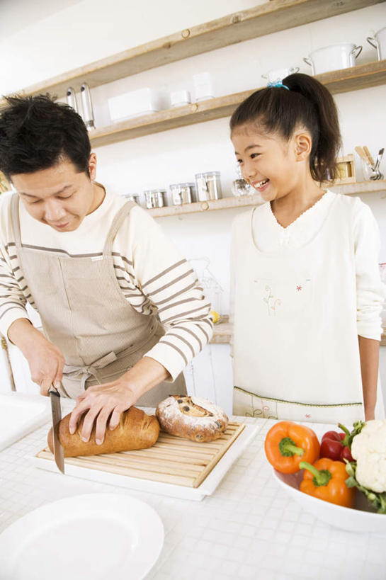 点心,面包,东方人,两个人,站,竖图,俯视,室内,白天,爱情,辣椒,蔬菜,亚洲,切开,服装,新鲜,食品,面点,案板,浪漫,注视,休闲装,黄种人,砧板,食物,糕点,衣服,观察,看,切,站着,休闲,温暖,温馨,休闲服,恩爱,恋人,服饰,有机食品,绿色食品,观看,和睦,察看,关注,剖面,彩椒,切面,辣角,红海椒,大椒,辣虎,广椒,男人,男性,年轻男性,年轻女性,女人,女性,亚洲人,情侣,甜椒,柿子椒,辣子,海椒,番椒,灯笼椒,站立,半身,彩图,高角度拍摄,伴侣,融洽