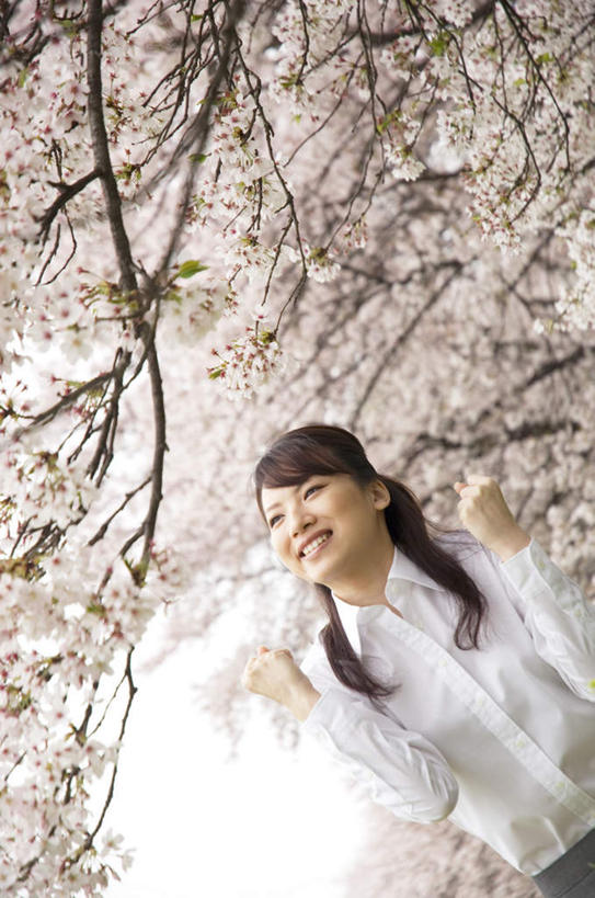 东方人,一个人,商务人士,商务女性,站,笑,微笑,露齿笑,竖图,室外,白天,仰视,幸福,纯洁,植物,樱花,亚洲,仅一个年轻女性,仅一个女性,仅一个人,套装,盛开,花蕾,注视,黄种人,花,花瓣,花朵,鲜花,树,树木,粉色,绿色,自然,花苞,花蕊,观察,看,站着,生长,成长,观看,等待,察看,生命,关注,商务装,工薪阶层,仙樱花,福岛樱,青肤樱,高尚,热烈,年轻女性,女人,女性,亚洲人,白领,上班族,荆桃,站立,半身,彩图,低角度拍摄