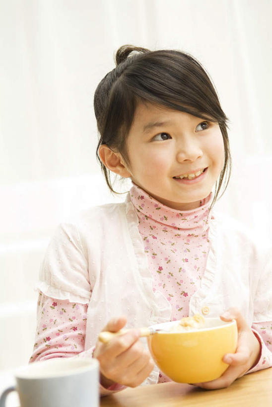 东方人,儿童,一个人,坐,竖图,室内,白天,正面,纯洁,餐桌,桌子,杯子,亚洲,仅一个女性,仅一个人,服装,瓷器,咖啡杯,陶瓷制品,拿,拿着,注视,休闲装,黄种人,小孩,衣服,碗,观察,看,仅一个小孩,休闲,休闲服,可爱,童年,童趣,服饰,餐台,观看,察看,关注,瓷杯,童真,烂漫,无邪,天真,女孩,女人,女性,亚洲人,孩子,抬头,仰头,坐着,半身,彩图,女生