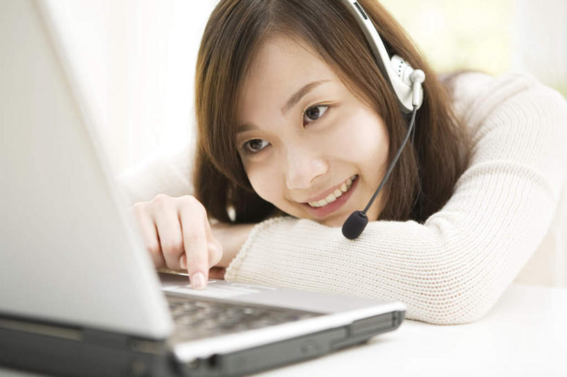 东方人,脸,头,脸颊,一个人,坐,笑,微笑,露齿笑,横图,室内,特写,白天,正面,快乐,满意,幸福,电脑,笔记本电脑,餐桌,桌子,亚洲,仅一个年轻女性,仅一个女性,仅一个人,敲打,服装,网络,音响,音乐,注视,休闲装,黄种人,娱乐,输入,通讯设备,衣服,白色,黑色,耳机,打字,观察,看,享受,休闲,休闲服,放松,服饰,餐台,观看,点击,敲击,察看,无线,舒适,享乐,关注,通信设备,无线网络,无线上网,便携式电脑,按键,手提电脑,年轻女性,女人,女性,亚洲人,头部,长发,脸部,脸蛋,面部,坐着,半身,彩图