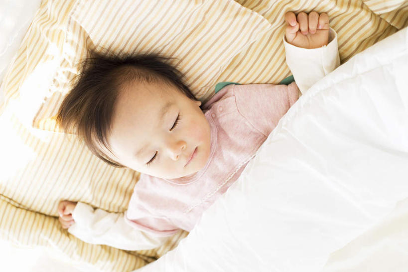 东方人,婴儿,儿童,一个人,躺,闭眼,睡,横图,俯视,室内,白天,纯洁,床,卧室,亚洲,仅一个人,服装,床单,休闲装,黄种人,被子,小孩,衣服,休闲,休闲服,可爱,服饰,单人床,活泼,被单,宝宝,纯真,烂漫,无邪,伶俐,天真,亚洲人,孩子,闭眼睛,闭着眼,闭着眼睛,困,困觉,寝息,睡觉,躺着,半身,彩图,高角度拍摄,睡房,卧房