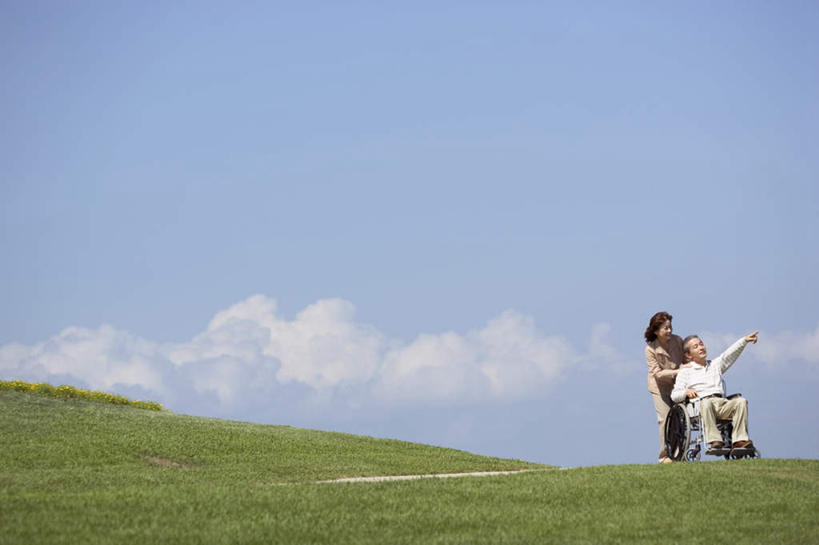 东方人,两个人,夫妻,站,坐,说,横图,室外,白天,正面,爱情,讨论,草地,草坪,植物,亚洲,指,服装,工具,云,云朵,浪漫,云彩,注视,休闲装,黄种人,方向,草,衣服,蓝色,绿色,白云,蓝天,天空,轮椅,天,复健,观察,看,手势,站着,休闲,康复,休闲服,器械,恩爱,恋人,服饰,晴朗,观看,察看,医疗设备,指向,食指,关注,医疗器械,医疗工具,辅助设备,交流,老年男性,老年女性,男人,男性,女人,女性,亚洲人,夫妇,情侣,晴空,沟通,讲话,交谈,商讨,说话,谈话,站立,坐着,彩图,全身,伴侣