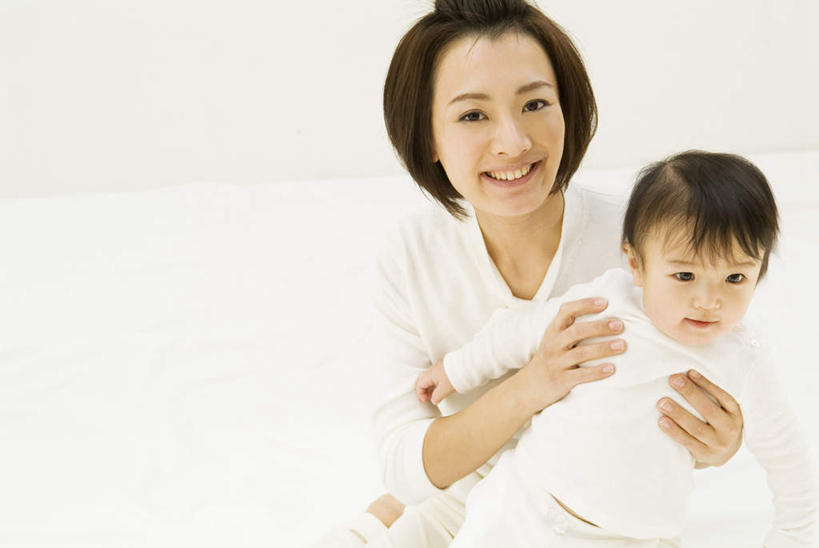 东方人,婴儿,儿童,两个人,家庭,母亲,坐,抱,笑,微笑,露齿笑,横图,室内,白天,白色背景,正面,纯洁,亚洲,服装,注视,休闲装,黄种人,小孩,衣服,黑色,观察,看,休闲,温暖,温馨,一家人,休闲服,可爱,母爱,童年,童趣,摄影,服饰,活泼,影棚,抱着,观看,和睦,察看,搂着,关注,宝宝,童真,纯真,烂漫,无邪,母婴,伶俐,天真,年轻女性,女人,女性,亚洲人,孩子,年轻人,搂,搂抱,坐着,半身,彩图,影棚拍摄,拍摄,融洽,短发