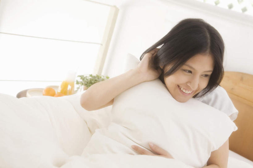 东方人,一个人,坐,笑,微笑,露齿笑,横图,室内,白天,正面,床,靠垫,卧室,亚洲,仅一个年轻女性,仅一个女性,仅一个人,服装,床单,靠枕,注视,休闲装,黄种人,被子,衣服,垫子,枕头,观察,看,休闲,休闲服,服饰,单人床,观看,察看,被单,关注,年轻女性,女人,女性,亚洲人,坐着,半身,彩图,睡房,卧房