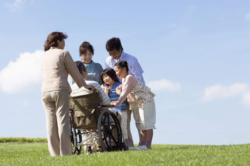 东方人,儿童,老年人,背部,母亲,父亲,儿子,祖母,祖父,三代同堂,站,坐,横图,室外,白天,正面,纯洁,草地,草坪,植物,亚洲,阴影,服装,光线,工具,影子,云,云朵,许多人,云彩,注视,休闲装,黄种人,祖孙三代,草,小孩,衣服,蓝色,绿色,白云,蓝天,天空,阳光,轮椅,天,复健,观察,看,站着,一群人,休闲,康复,温暖,温馨,父子,母子,休闲服,器械,父爱,可爱,母爱,童年,童趣,服饰,晴朗,奶奶,爷爷,观看,祖孙,和睦,察看,医疗设备,关注,医疗器械,医疗工具,童真,烂漫,无邪,外婆,外祖母,外公,外祖父,外孙,外孙子,辅助设备,天真,老年男性,老年女性,男孩,男人,男性,年轻男性,年轻女性,女人,女性,亚洲人,孩子,年轻人,全家福,孙子,晴空,站立,坐着,彩图,全身,融洽,男生,爸爸,多代同堂,妈妈