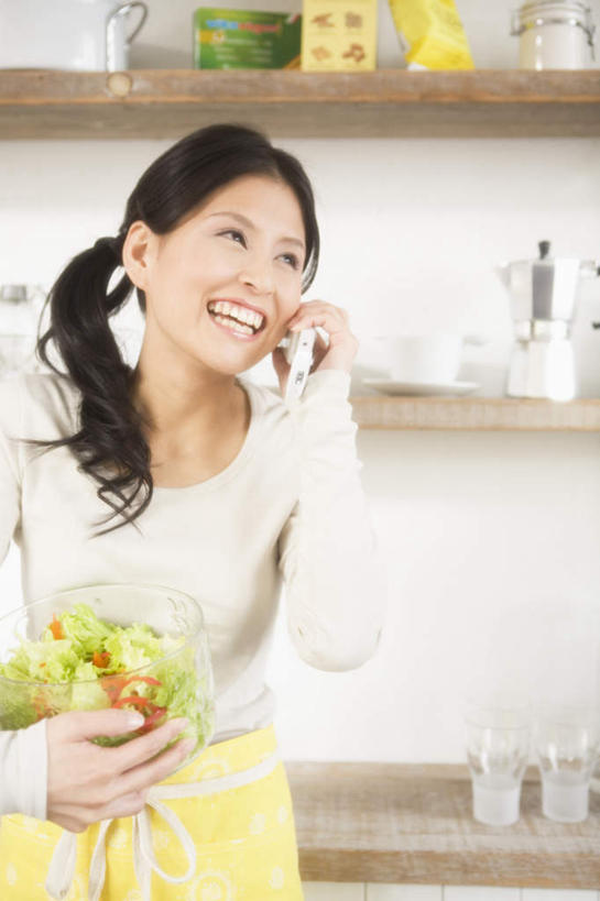 东方人,一个人,站,笑,打电话,微笑,露齿笑,竖图,室内,白天,正面,蔬菜,餐具,电话,手机,水果,亚洲,仅一个年轻女性,仅一个女性,仅一个人,服装,蔬菜沙拉,沙拉,拿,拿着,注视,休闲装,黄种人,通讯设备,色拉,沙律,架子,衣服,白色,黑色,碗,观察,看,站着,休闲,休闲服,服饰,有机食品,绿色食品,观看,色拉酱,察看,关注,千岛酱,交流,年轻女性,女人,女性,亚洲人,长发,进餐用具,烹调用具,沟通,通话,站立,半身,彩图