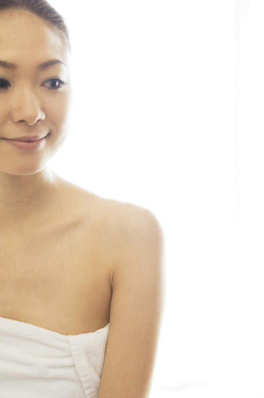 东方人,脸,头,脸颊,一个人,站,笑,微笑,竖图,室内,特写,白天,白色背景,正面,裙子,亚洲,仅一个年轻女性,仅一个女性,仅一个人,阴影,连衣裙,光线,纺织物,影子,注视,黄种人,肩膀,黑色,阳光,抹胸,毛巾,观察,看,清洁,站着,摄影,影棚,观看,保暖,察看,关注,透气,防水,抹胸裙,储水,耐磨,吸水,年轻女性,女人,女性,亚洲人,头部,长发,脸部,脸蛋,面部,站立,半身,彩图,影棚拍摄,拍摄