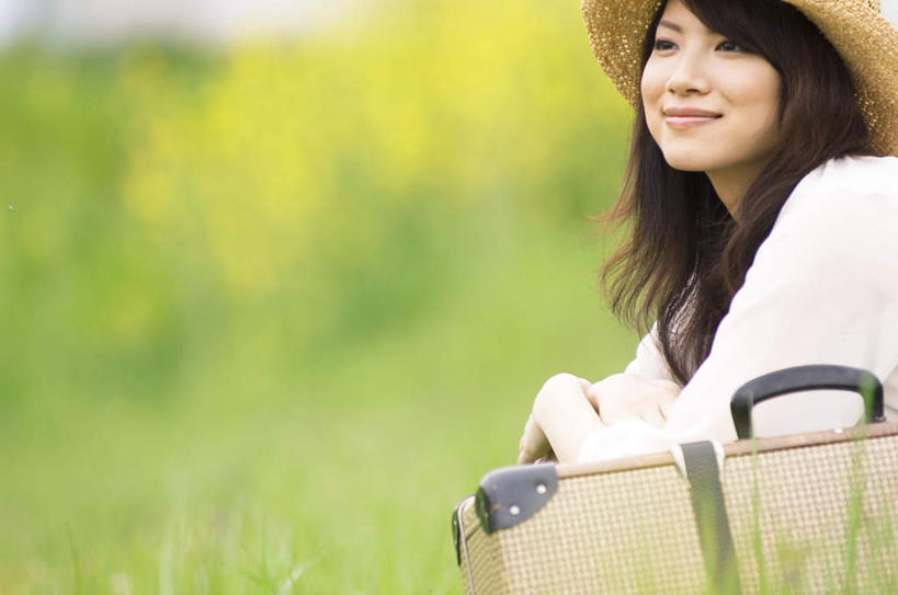 东方人,一个人,坐,横图,室外,白天,侧面,帽子,亚洲,仅一个年轻女性,仅一个女性,仅一个人,服装,朦胧,模糊,拉杆箱,旅行箱,注视,休闲装,黄种人,衣服,白色,黑色,行李箱,遮阳帽,箱子,观察,看,休闲,休闲服,服饰,观看,出差,察看,关注,年轻女性,女人,女性,亚洲人,长发,坐着,半身,彩图,旅行