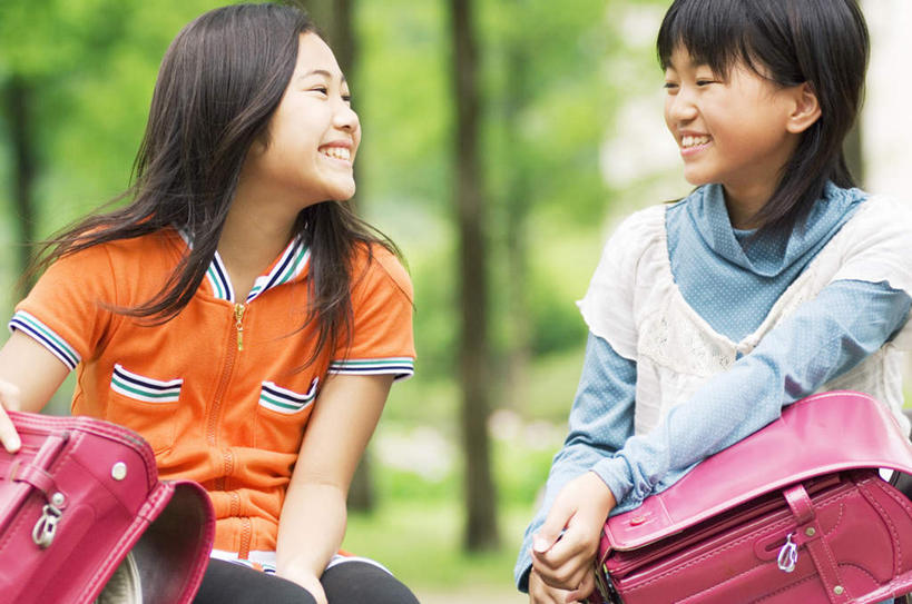 东方人,儿童,两个人,伙伴,朋友,坐,笑,微笑,露齿笑,横图,室外,白天,正面,T恤衫,友谊,纯洁,植物,亚洲,服装,朦胧,模糊,包,书包,T恤,注视,休闲装,黄种人,树,树木,小孩,衣服,粉色,蓝色,绿色,黑色,自然,背包,观察,看,休闲,同学,休闲服,橙色,可爱,童年,童趣,服饰,生长,成长,观看,察看,校友,关注,童真,烂漫,无邪,同窗,学友,天真,友情,女孩,女人,女性,亚洲人,孩子,长发,坐着,半身,彩图,双肩包,女生