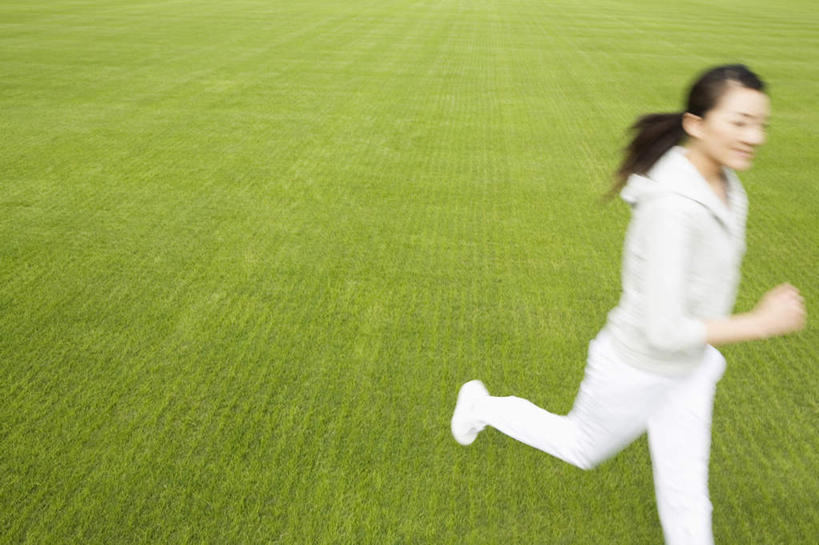 东方人,一个人,跑,横图,俯视,室外,白天,锻炼,运动,草地,草坪,植物,亚洲,仅一个年轻女性,仅一个女性,仅一个人,服装,朦胧,模糊,注视,休闲装,黄种人,草,衣服,绿色,白色,黑色,观察,看,休闲,休闲服,服饰,观看,察看,关注,体育,年轻女性,女人,女性,亚洲人,长发,跑步,半身,彩图,高角度拍摄,健身