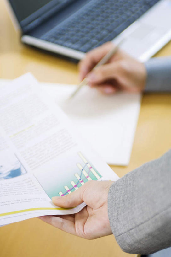 东方人,手,两个人,同事,商务人士,商务男性,商务女性,办公室,坐,竖图,室内,特写,白天,侧面,衬衫,成功,合作,团队,集体,信心,电脑,笔记本电脑,桌子,亚洲,握,套装,网络,笔,材料,档案,文件,办公桌,办公用品,领带,圆珠笔,拿,拿着,黄种人,通讯设备,队伍,文具,学习用品,资料,手部,握着,单手,文具用品,无线,领导,成就,文档,通信设备,商务装,无线网络,合伙,领袖,无线上网,便携式电脑,工薪阶层,手提电脑,男人,男性,年轻男性,年轻女性,女人,女性,亚洲人,年轻人,白领,上班族,坐着,半身,彩图,衬衣