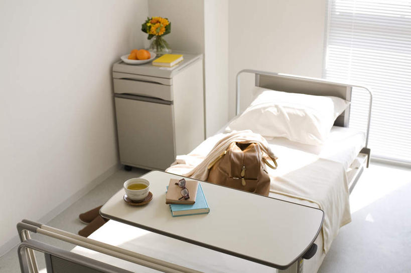 无人,横图,俯视,室内,特写,白天,植物,床,柜子,靠垫,卧室,桌面,桌子,柑橘,杯子,花瓶,水果,一副,许多,阴影,新鲜,盛开,光线,包,瓷器,皮包,眼镜,影子,生食,食品,果实,床单,记事本,咖啡杯,靠枕,陶瓷制品,一杯,被子,玻璃制品,花,花瓣,花朵,花卉,鲜花,食物,三个,黄色,阳光,本子,笔记本,玻璃瓶,瓶子,橱柜,垫子,枕头,花蕊,单人床,有机食品,绿色食品,单肩包,一盆,被单,瓷杯,近视眼镜,橘子,桔子,橙子,橙,彩图,高角度拍摄,睡房,卧房