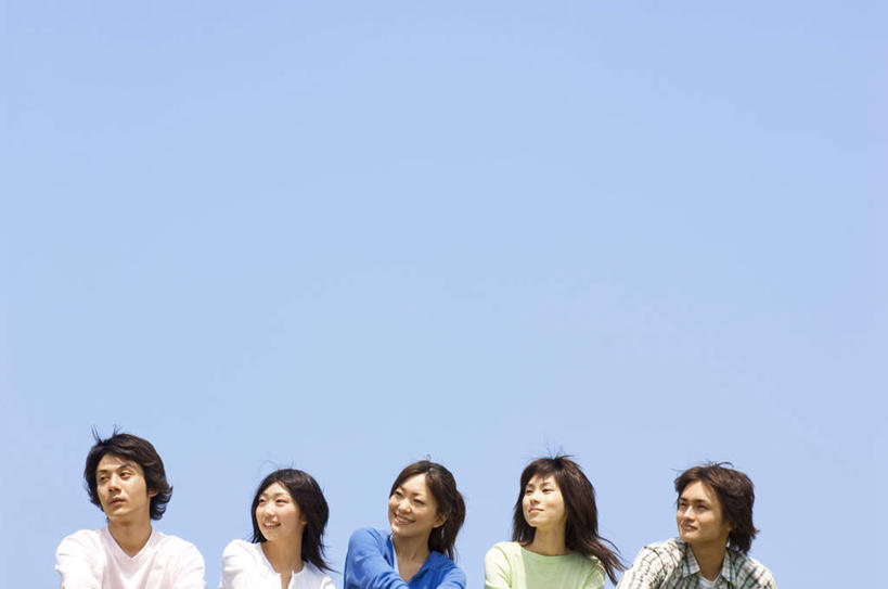 东方人,伙伴,朋友,站,笑,微笑,横图,室外,白天,仰视,友谊,亚洲,五个人,一排,服装,整齐,许多人,注视,休闲装,黄种人,排列,衣服,蓝色,绿色,白色,黑色,蓝天,天空,天,观察,看,站着,一群人,休闲,休闲服,服饰,观看,察看,队列,关注,友情,男人,男性,年轻男性,年轻女性,女人,女性,亚洲人,长发,站立,半身,彩图,低角度拍摄