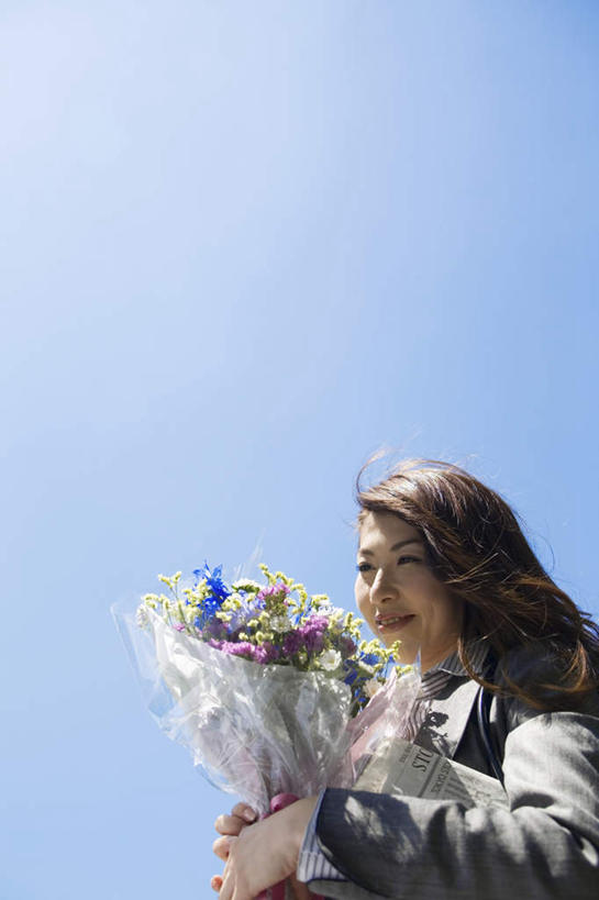 东方人,一个人,商务人士,商务女性,站,竖图,室外,白天,仰视,爱情,亚洲,仅一个年轻女性,仅一个女性,仅一个人,阴影,套装,盛开,光线,影子,浪漫,拿,花蕾,拿着,注视,黄种人,花,花瓣,花朵,鲜花,蓝色,紫色,蓝天,天空,阳光,香草,天,花苞,花蕊,薰衣草,观察,看,站着,一束,观看,察看,关注,商务装,呼吸,工薪阶层,灵香草,黄香草,奇迹,年轻女性,女人,女性,亚洲人,白领,上班族,站立,半身,彩图,低角度拍摄