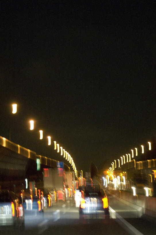 无人,竖图,室外,夜晚,正面,度假,美景,城市风光,城市,道路,路,路灯,夜景,公路,汽车,照明,一排,朦胧,模糊,整齐,景观,灯光,分界线,停车线,交通,娱乐,车,灯,排列,车窗,灯具,交通工具,轿车,享受,休闲,景色,放松,警示,车灯,尾灯,车行道,车行道分界线,照亮,提醒,照明设备,队列,提示,载具,标线,车行线,马路,彩图