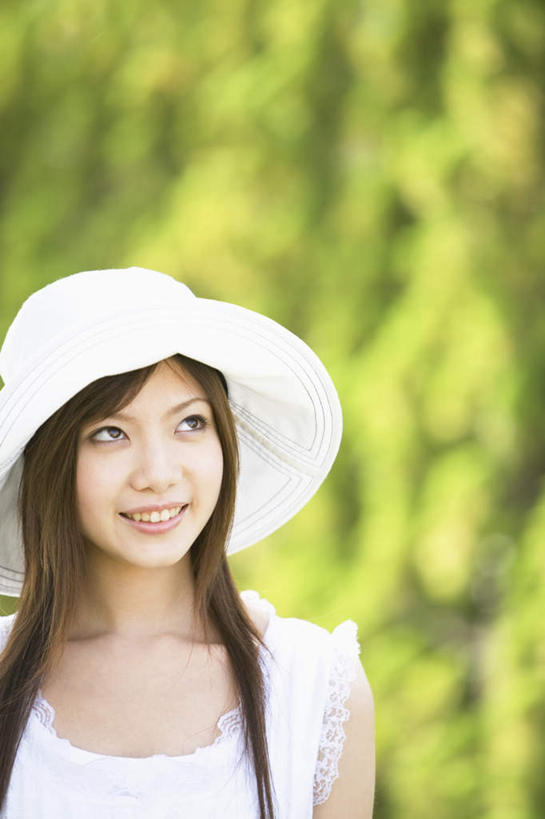 东方人,脸,头,脸颊,一个人,站,笑,微笑,竖图,室外,特写,白天,仰视,裙子,植物,帽子,亚洲,仅一个年轻女性,仅一个女性,仅一个人,连衣裙,朦胧,模糊,注视,黄种人,树,树木,绿色,白色,黑色,自然,遮阳帽,观察,看,站着,生长,成长,观看,察看,关注,年轻女性,女人,女性,亚洲人,头部,长发,脸部,脸蛋,面部,抬头,仰头,站立,半身,彩图,低角度拍摄