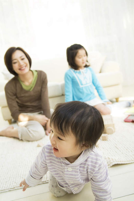 东方人,儿童,三个人,家庭,母亲,女儿,儿子,坐,笑,微笑,露齿笑,竖图,室内,白天,正面,纯洁,床,卧室,亚洲,服装,朦胧,模糊,双人床,床单,注视,休闲装,黄种人,被子,小孩,衣服,黑色,观察,看,趴着,休闲,温暖,温馨,母女,母子,一家人,休闲服,可爱,母爱,童年,童趣,服饰,观看,和睦,察看,被单,关注,童真,烂漫,无邪,天真,男孩,男人,男性,年轻女性,女孩,女人,女性,亚洲人,孩子,年轻人,趴,坐着,半身,彩图,睡房,卧房,融洽,短发,男生,女生