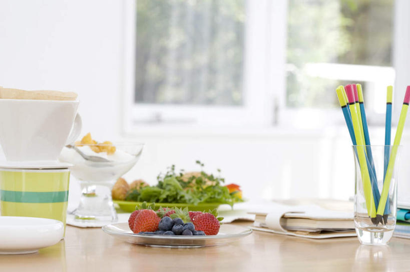 无人,横图,室内,特写,白天,正面,餐桌,窗户,桌子,浆果,蓝莓,蔬菜,西红柿,水果,叶子,朦胧,模糊,饭厅,生菜,莴苣,蔬菜沙拉,沙拉,绿叶,色拉,沙律,玻璃窗,嫩叶,有机食品,绿色食品,餐台,色拉酱,千岛酱,春菜,鹅仔菜,莴仔菜,千金菜,叶用莴苣,叶,叶片,山都柿,蓝浆果,蓝靛果,樱桃番茄,圣女果,番茄,彩图