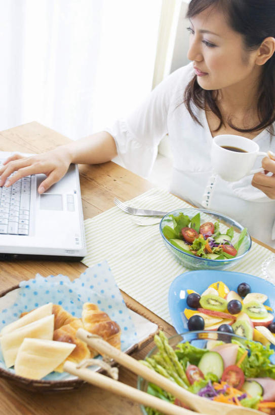 点心,面包,东方人,一个人,坐,竖图,俯视,室内,白天,电脑,笔记本电脑,餐桌,桌子,蔬菜,杯子,餐具,水果,亚洲,仅一个年轻女性,仅一个女性,仅一个人,敲打,服装,网络,瓷器,碟子,盘,蔬菜沙拉,沙拉,面点,咖啡杯,陶瓷制品,拿,拿着,注视,休闲装,黄种人,输入,通讯设备,色拉,沙律,糕点,衣服,黑色,盘子,碟,打字,观察,看,休闲,休闲服,服饰,有机食品,绿色食品,餐台,观看,色拉酱,点击,敲击,察看,无线,关注,千岛酱,瓷杯,通信设备,无线网络,无线上网,便携式电脑,按键,手提电脑,年轻女性,女人,女性,亚洲人,长发,坐着,半身,彩图,高角度拍摄