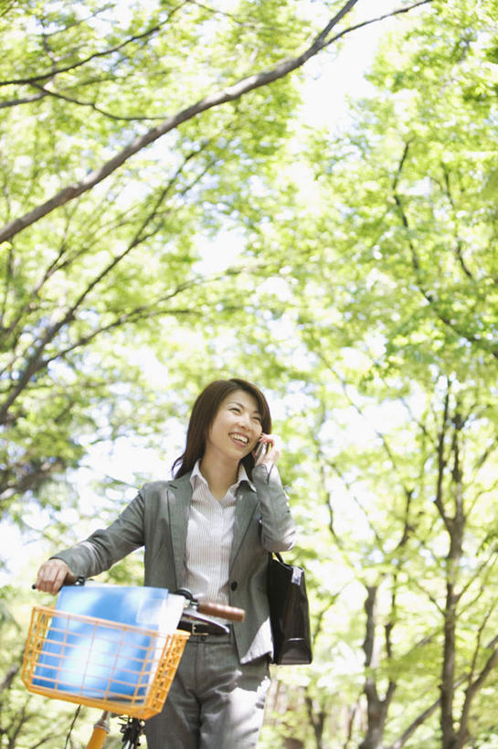 东方人,一个人,商务人士,商务女性,站,打电话,交叉,竖图,室外,白天,仰视,植物,自行车,竹子,电话,手机,亚洲,仅一个年轻女性,仅一个女性,仅一个人,阴影,竹制,套装,编织,光线,材料,档案,篮子,文件,影子,拿,拿着,注视,黄种人,通讯设备,车,脚踏车,树,树木,绿色,黑色,阳光,自然,竹篮,资料,交通工具,观察,看,站着,生长,成长,观看,竹条,交织,察看,竹制品,关注,载具,文档,商务装,工薪阶层,穿插,交流,年轻女性,女人,女性,亚洲人,长发,白领,上班族,沟通,通话,站立,半身,彩图,低角度拍摄