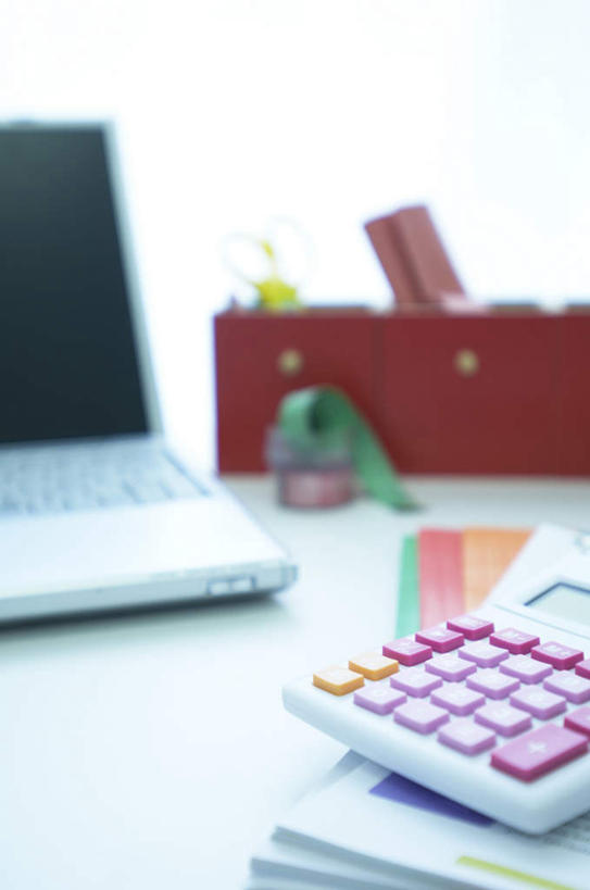 无人,竖图,俯视,室内,特写,白天,计算器,电脑,笔记本电脑,桌子,静物,朦胧,模糊,计算,科学,网络,办公桌,办公用品,通讯设备,一个,理财,财务,摄影,影棚,单个,一台,无线,数学,通信设备,无线网络,无线上网,便携式电脑,手提电脑,彩图,高角度拍摄,影棚拍摄,拍摄