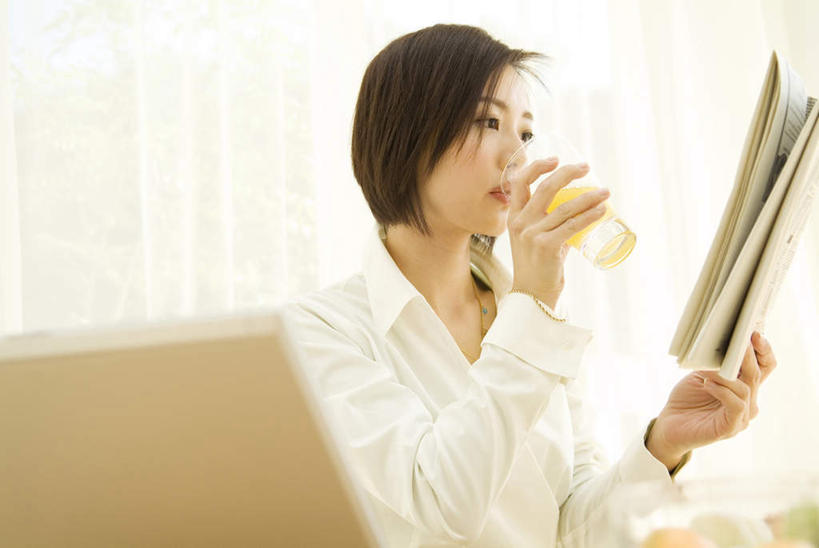 果汁,东方人,一个人,坐,横图,室内,白天,正面,电脑,笔记本电脑,餐桌,桌子,柑橘,杯子,亚洲,仅一个年轻女性,仅一个女性,仅一个人,喝,服装,朦胧,模糊,网络,饭厅,橙汁,饮品,拿,拿着,注视,休闲装,黄种人,通讯设备,饮料,衣服,黑色,水杯,观察,看,休闲,休闲服,服饰,餐台,观看,察看,无线,关注,可口,通信设备,无线网络,无线上网,便携式电脑,适口,手提电脑,年轻女性,女人,女性,亚洲人,玻璃杯,橘子,桔子,橙子,橙,坐着,半身,彩图,短发