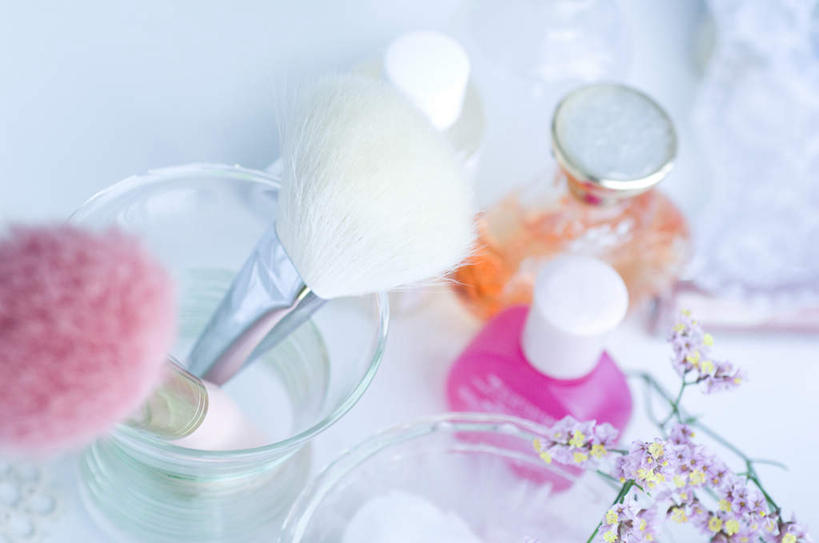 无人,横图,俯视,室内,特写,白天,白色背景,化妆,美容,静物,杯子,护肤,朦胧,模糊,装饰,指甲油,玻璃制品,化妆刷,精油,瓶子,刷子,水杯,塑料制品,保养,享受,休闲,塑料瓶,放松,保健,摄影,影棚,腮红刷,华丽,修饰,点缀,美容工具,养颜,彩妆刷,化妆工具,衬托,美观,雅致,雅观,玻璃杯,彩图,高角度拍摄,影棚拍摄,拍摄