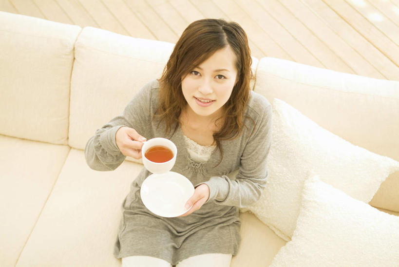 东方人,一个人,坐,横图,俯视,室内,白天,幸福,茶,地板,靠垫,沙发,卧室,杯子,餐具,亚洲,仅一个年轻女性,仅一个女性,仅一个人,服装,瓷器,碟子,盘,茶叶,棕色,咖啡杯,靠枕,陶瓷制品,地面,拿,拿着,注视,休闲装,黄种人,娱乐,木地板,衣服,盘子,垫子,碟,枕头,观察,看,享受,休闲,温馨,休闲服,放松,乐趣,服饰,观看,察看,提神,舒适,关注,瓷杯,醒脑,年轻女性,女人,女性,亚洲人,长发,卷发,坐着,半身,彩图,高角度拍摄,睡房,卧房,皮沙发