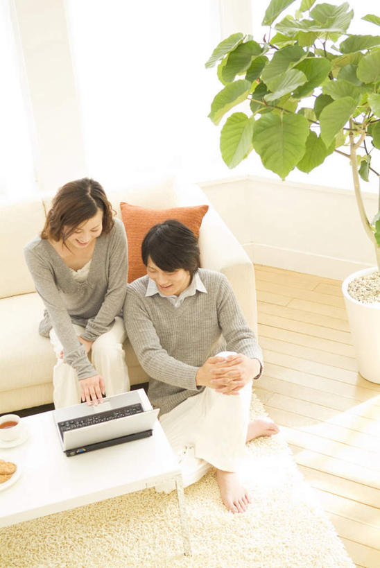 东方人,两个人,夫妻,坐,竖图,俯视,室内,白天,爱情,电脑,笔记本电脑,植物,窗户,靠垫,卧室,亚洲,服装,网络,盆栽,靠枕,盆景,浪漫,注视,休闲装,黄种人,通讯设备,玻璃窗,衣服,绿色,自然,垫子,枕头,观察,看,休闲,休闲服,恩爱,恋人,服饰,生长,成长,观看,察看,无线,关注,通信设备,无线网络,无线上网,便携式电脑,手提电脑,男人,男性,年轻男性,年轻女性,女人,女性,亚洲人,夫妇,情侣,坐着,彩图,高角度拍摄,全身,睡房,卧房,伴侣