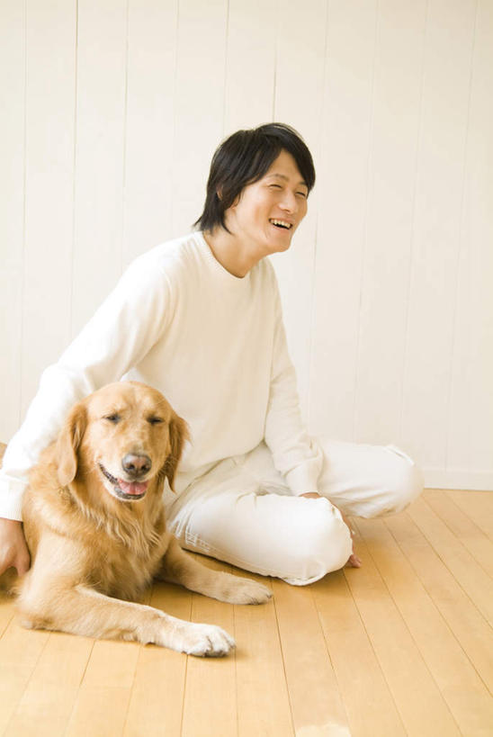 东方人,一个人,坐,抱,竖图,室内,白天,正面,地板,宠物,狗,亚洲,仅一个男性,仅一个人,一条,服装,墙,棕色,地面,注视,休闲装,黄种人,金毛犬,木地板,墙壁,墙面,仅一个年轻男性,衣服,动物,观察,看,休闲,休闲服,可爱,服饰,金毛,抱着,观看,察看,搂着,关注,寻回犬,金毛寻回犬,忠诚,男人,男性,年轻男性,亚洲人,犬,搂,搂抱,坐着,半身,彩图