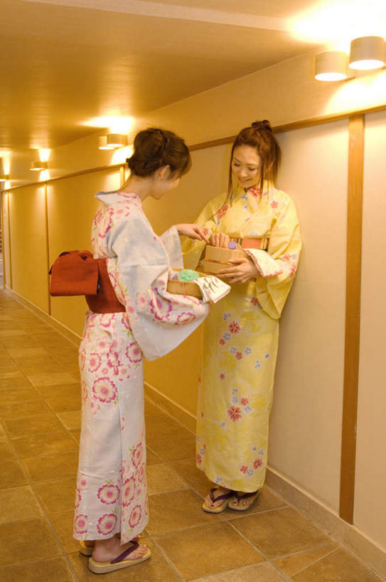 东方人,两个人,伙伴,朋友,站,竖图,室内,白天,正面,民族服装,友谊,照明,亚洲,和服,木桶,桶,走道,走廊,过道,灯光,拿,拿着,注视,黄种人,吊灯,灯,容器,灯具,观察,看,站着,服饰,观看,储藏,照亮,察看,照明设备,储存,关注,吴服,唐草,唐花,唐锦,友情,年轻女性,女人,女性,亚洲人,站立,彩图,全身,传统服装,民俗服,贮存