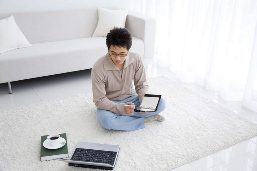 东方人,一个人,坐,盘腿,横图,俯视,室内,白天,电脑,笔记本电脑,床,卧室,亚洲,仅一个男性,仅一个人,服装,网络,笔,眼镜,双人床,办公用品,床单,圆珠笔,拿,拿着,注视,休闲装,黄种人,通讯设备,被子,文具,仅一个年轻男性,衣服,灰色,学习用品,观察,看,休闲,休闲服,服饰,观看,文具用品,察看,无线,被单,关注,通信设备,无线网络,近视眼镜,无线上网,便携式电脑,手提电脑,男人,男性,年轻男性,亚洲人,盘腿而坐,盘膝,盘着腿的,盘着腿坐,双腿交叉,坐着,彩图,高角度拍摄,全身,睡房,卧房