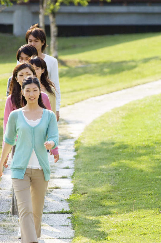 东方人,伙伴,朋友,站,走,竖图,室外,白天,正面,友谊,草地,草坪,植物,道路,路,亚洲,五个人,一排,阴影,服装,整齐,光线,影子,小路,交通,许多人,注视,休闲装,黄种人,草,排列,衣服,粉色,绿色,白色,阳光,观察,看,站着,一群人,休闲,休闲服,服饰,观看,察看,队列,关注,友情,男人,男性,年轻男性,年轻女性,女人,女性,亚洲人,步行,散步,站立,走路,半身,彩图