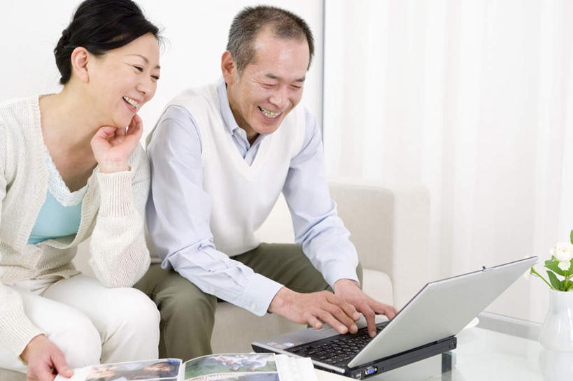 东方人,两个人,夫妻,坐,笑,微笑,露齿笑,横图,室内,白天,正面,爱情,电脑,笔记本电脑,植物,桌面,桌子,亚洲,敲打,服装,网络,盆栽,盆景,浪漫,注视,休闲装,黄种人,输入,通讯设备,衣服,绿色,黑色,自然,打字,观察,看,休闲,休闲服,恩爱,恋人,服饰,生长,成长,观看,点击,敲击,察看,无线,关注,通信设备,无线网络,无线上网,便携式电脑,按键,手提电脑,男人,男性,女人,女性,中年男性,中年女性,亚洲人,长发,夫妇,情侣,坐着,半身,彩图,伴侣