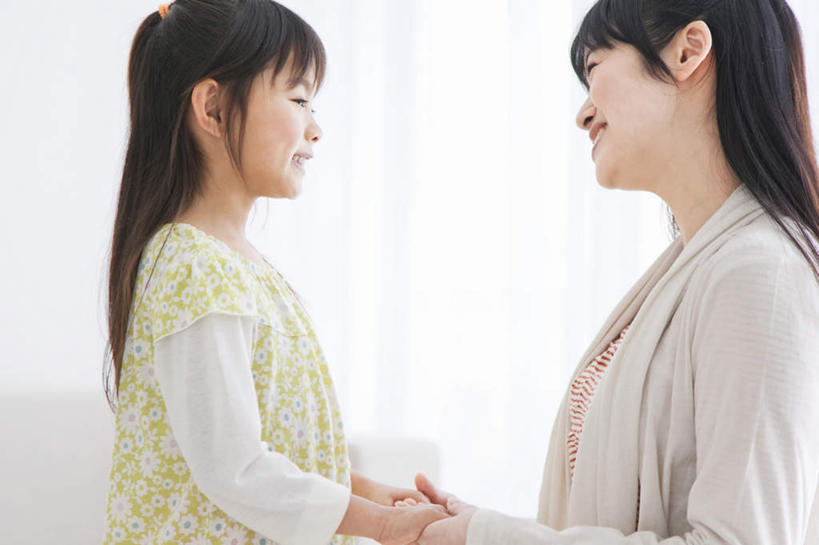 东方人,儿童,两个人,家庭,母亲,女儿,站,笑,微笑,露齿笑,横图,室内,白天,侧面,纯洁,亚洲,服装,注视,休闲装,黄种人,相视,小孩,衣服,绿色,黑色,灰色,观察,看,站着,休闲,温暖,温馨,母女,一家人,面对面,休闲服,可爱,母爱,童年,童趣,服饰,观看,对视,和睦,察看,关注,相对,童真,烂漫,无邪,相看,天真,年轻女性,女孩,女人,女性,亚洲人,孩子,年轻人,长发,站立,半身,彩图,融洽,女生