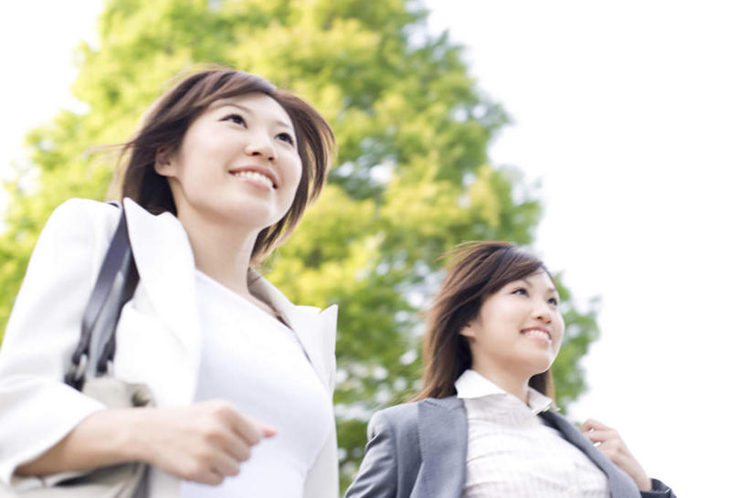 东方人,两个人,同事,站,笑,微笑,露齿笑,横图,室外,白天,仰视,工作服,制服,成功,合作,团队,集体,信心,植物,亚洲,阴影,朦胧,模糊,光线,影子,注视,黄种人,队伍,树,树木,绿色,黑色,阳光,自然,观察,看,站着,生长,成长,观看,察看,领导,成就,关注,合伙,领袖,工作制服,年轻女性,女人,女性,亚洲人,站立,半身,彩图,低角度拍摄,工作套服,短发