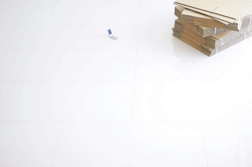 无人,打电话,横图,俯视,室内,特写,白天,白色背景,静物,电话,手机,一堆,许多,堆叠,堆积,包装,纸箱,翻盖,通讯设备,容器,箱子,摄影,影棚,堆,纸板箱,包装箱,一部,交流,沟通,通话,彩图,高角度拍摄,影棚拍摄,拍摄